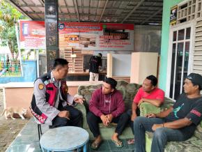 Upaya Bhabinkamtibmas Desa Karyabakti ajak Masyarakat Binaannya untuk menjaga Kamtibmas