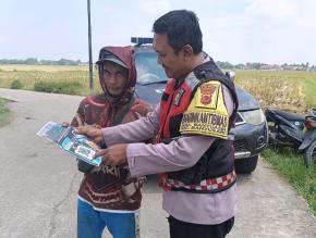 Aipda Abdul Rahman Personil Bhabin Polsek Banyusari Melaksanakan Giat Sosialisasi QR Barcode Pengaduan ke Divisi Propam Polri