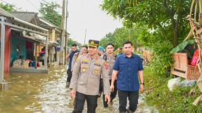 Kapolres Karawang Pimpin Pemantauan langsung Banjir Karangligar dan pastikan anggota Polri ada di tengah masyarakat