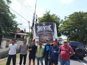 Polsek Rengasdengklok Monitoring Sekaligus Melepas Keberangkatan Suporter Viking Menuju Stadion GBLA