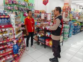Personil Polsek Tegalwaru Giat Patroli Dialogis Ingatkan Penjaga Minimarket Pasar Loji Agar Waspada