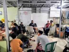Sambangi Warga yang Sedang Berkumpul, Bhabinkamtibmas Polsek Klari Ajak Warga Jaga Kamtibmas Tetap Kondusif Pasca Long Weekend