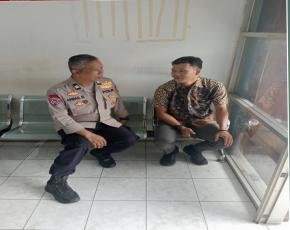 Personil Polsek Tegalwaru Sambang Kantor FIF Loji Pada Patroli Siang Beri Pesan ke Warga Waspada