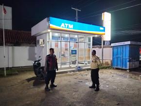 Anggota Polsek Batujaya Sambangi Scurity Bank BRI Unit Batujaya pada Malam Hari