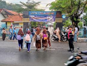 Pastikan Bebas Kemacetan, Bhabinkamtibmas Polsek Telagasari Lakukan Gatur Pagi