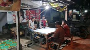 Anggota Polsek Batujaya Sambangi Masyarakat Batujaya untuk melaksanakan Kegiatan Ngawangkong pada malam hari