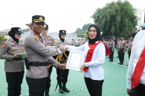 Kapolres Pimpin Upacara Kenaikan Pangkat, Dipadukan Pemberian Penghargaan Kepada Anggota Dan Masyarakat Yang Berprestasi