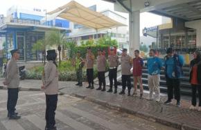 Pimpin Apel di Posyan Galuh Mas, Kapolsek Telukjambe Timur Tekankan Pelayanan Humanis Selama Ops Lilin Lodaya 2025