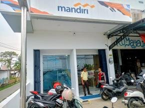 Anggota Polsek Batujaya Sambangi Scurity Bank Mandiri Unit Batujaya