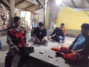 Bhabinkamtibmas Monitor Kegiatan Ronda Malam Lingkungan Kampung Parunglaksana