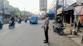 Unit Lantas Polsek Klari Lakukan Pengaturan Arus Lalu Lintas Pagi di Jalan Raya Klari