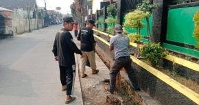 Bersih-Bersih Kantor Desa, Kades Jomin Timur Turun Tangan Bersama Perangkat