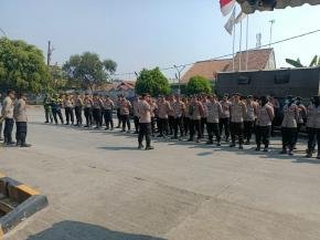 Pastikan Aksi UNRAS Karang Taruna Wirasena Kondusif, Kapolsek Klari Pimpin Apel Kesiapan Pengamanan