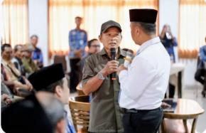 Wali Kota Depok Supian Suri Lakukan Tanya Jawab Bersama Warga Kelurahan Kukusan Saat Kegiatan Sosialisasi RTLH di Aula Kecamatan Beji