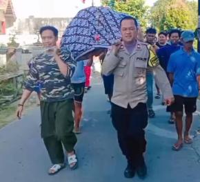Bhabinkamtibmas Polsek Klari Gotong Keranda Jenazah Warganya ke Pemakaman