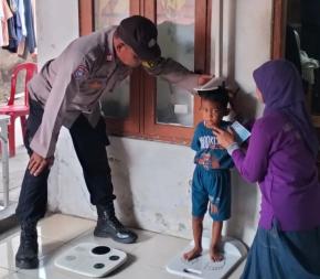 Peduli Terhadap Kesehatan, Bhabinkamtibmas Polsek Klari Bantu Kegiatan Posyandu