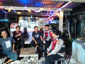 Anggota Polsek Batujaya melaksanakan Giat Ngawangkong pada malam hari