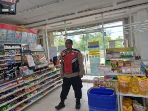 Anggota Polsek Batujaya laksanakan Patroli Prekat serta Ciptakan Keamanan di Minimarket
