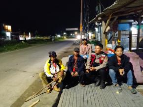 Anggota Polsek Batujaya melaksanakan Patroli Prekat serta Sambangi Masyarakat di malam hari guna menyampaikan Arahan dan Himbauan Kamtibmas