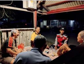 Polisi Monitoring Ronda Malam sambil Ngawangkong Bersama Warga Desa Ciptasari