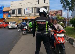 Polantas Berikan Sosialisasi Tertib Lalu Lintas Kepada Pelanggar yang Tertangkap Tangan