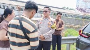 Sempat Bersitegang di Bahu Jalan KM 56, Dua Pemudik Akhirnya Bersalaman Berkat Mediasi Anggota Polres Karawang