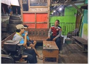 Potret Keakraban, Bhabinkamtibmas Polsek Pangkalan Ngawangkong Bareng Warga Kampung Kereteg