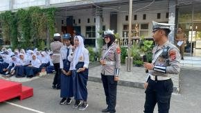 Satlantas Polres Karawang Hadirkan Keseruan saat Kegiatan Police Goes to School di SMPN 5 Karawang Barat