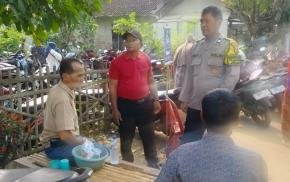 Tingkatkan Pelayanan dan Pendekatan Kepada Masyarakat, Bhabinkamtibmas Polsek Klari Sapa Warga