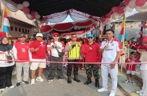 Bhabinkamtibmas Polsek Telukjambe Bersama Babinsa dan Pemdes Sukamakmur Kawal Jalan Santai Sambut HUT RI ke-81