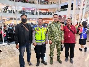 Polsek Telukjambe Bersama Babinsa Laksanakan PAM Expo Pendidikan Yayasan Salib Suci di Resinda Park Mall