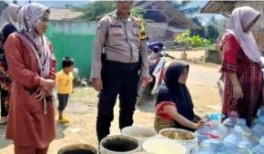 Kemarau Mulai Mengeringkan Sumur Warga, Polisi Hadir Salurkan Air Bersih di Purwakarta