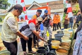Dini Hari Berburu Air, Warga Karawang Rela Antre hingga Pagi