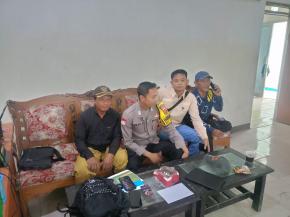 Bhabinkamtibmas Desa Baturaden ajak Masyarakat Binaannya untuk menjaga Kamtibmas disiang hari