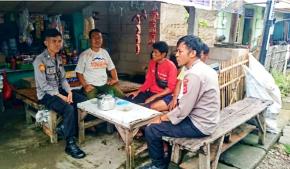 Dengarkan Saran dan Keluhan Masyarakat, Polsek Rengasdengklok Gelar Jumat Curhat Bersama Warga Desa Karyasari