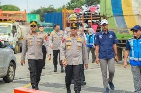 Didampingi Kapolres Karawang, Kapolda Jabar Tinjau Kesiapan Jalur Alternatif Mudik Japek II Selatan