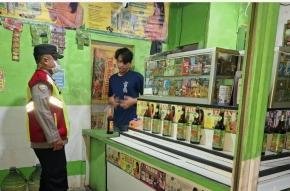 Pastikan Pedagang Kamu Tidak Jual Miras Personil Polsek Tegalwaru Gelar Razia URC Pada Patroli Malam