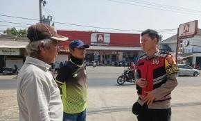 Bhabinkamtibmas Polsek Telagasari Sebar Himbauan Kamtibmas Kepada Warga Dalam Giat Sambang di Wilkum