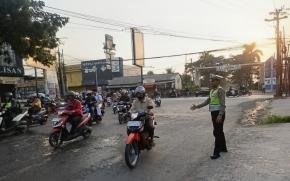 Antisipasi Arus Lalu Lintas Tersendat, Polantas di Karawang Gercep Atur Lalu Lintas Pagi saat Jam Sibuk