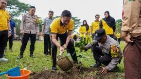 Polresta Karawang Gelar Penanaman Pohon Untuk Dukung Program Green Policing Kapolri
