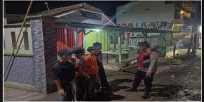 Cegah Pekat dan Sosialisasi Bahaya Tawuran, Personil Polsek Tegalwaru Patroli Malam Sambang Warga