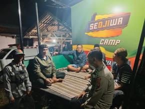 Sambang Warga di Poskamling Ciakar Desa Cintawargi, Bhabinkamtibmas Polsek Tegalwaru Ajak Waspada