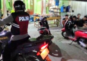Personil Polsek Tegalwaru Imbau Warga Desa Cintalaksana Waspadai Potensi Kejahatan Pada Patroli Malam
