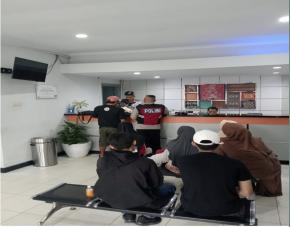 Pastikan Berjalan Aman, Personil Polsek Tegalwaru Patroli Siang Sambang Kantor BRI Loji