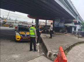 Personil Polsek Cikampek Pantau Perkembangan Tanaman Jagung di Lahan ExTimor