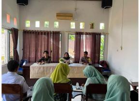 Bhabinkamtibmas Polsek Pangkalan Sampaikan Pesan Kamtibmas saat Rapat Minggon di Desa Cintaasih