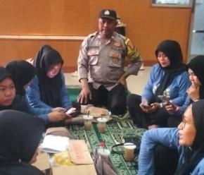 Bhabinkamtibmas Polsek Klari Monitoring Kegiatan Puskesmas Penyuluhan Pil KB Untuk Kader Posyandu
