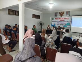 Bhabinkamtibmas Bersama Babinsa Desa Sarimulya Hadiri Musdes APBDes