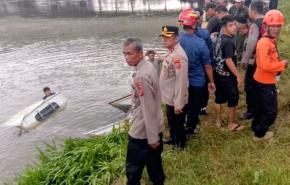 Kapolsek Klari bersama Personil Cek TKP dan Bantu Evakuasi Kendaraan Suzuki Pik Up Terperosok ke Irigasi
