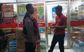 Kanit Sabhara Polsek Batujaya Tingkatkan Patroli Prekat guna Ciptakan Keamanan di Minimarket pada malam hari